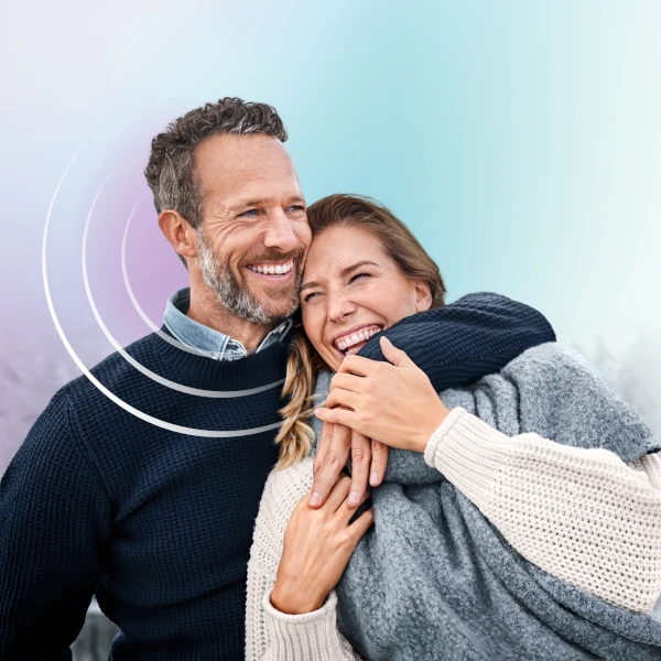 Ein lächelndes Paar in Umarmung neben Text: ‚Starten Sie ins neue Jahr – mit besserem Hören!‘ Kostenloser Hörtest bei TRABERT, mit Buttons ‚Mehr erfahren‘ und ‚Hörtest-Termin vereinbaren‘.